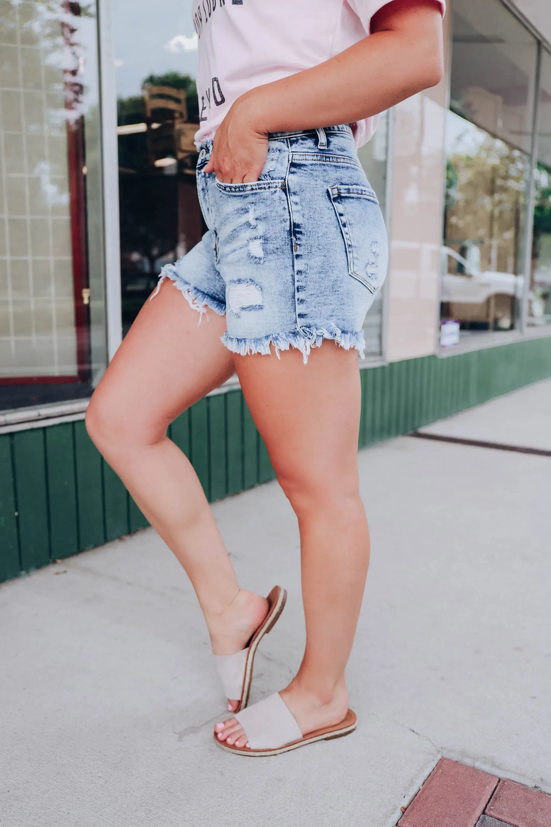 Edgy Frayed Waist Denim Shorts